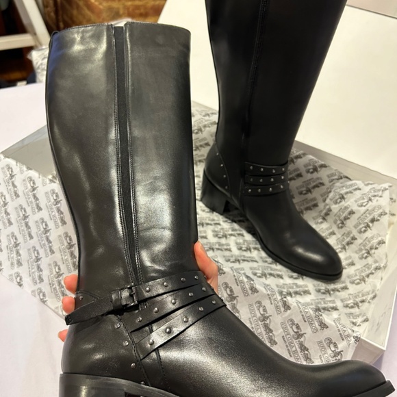 Boots coach and four - Picture 2 of 6